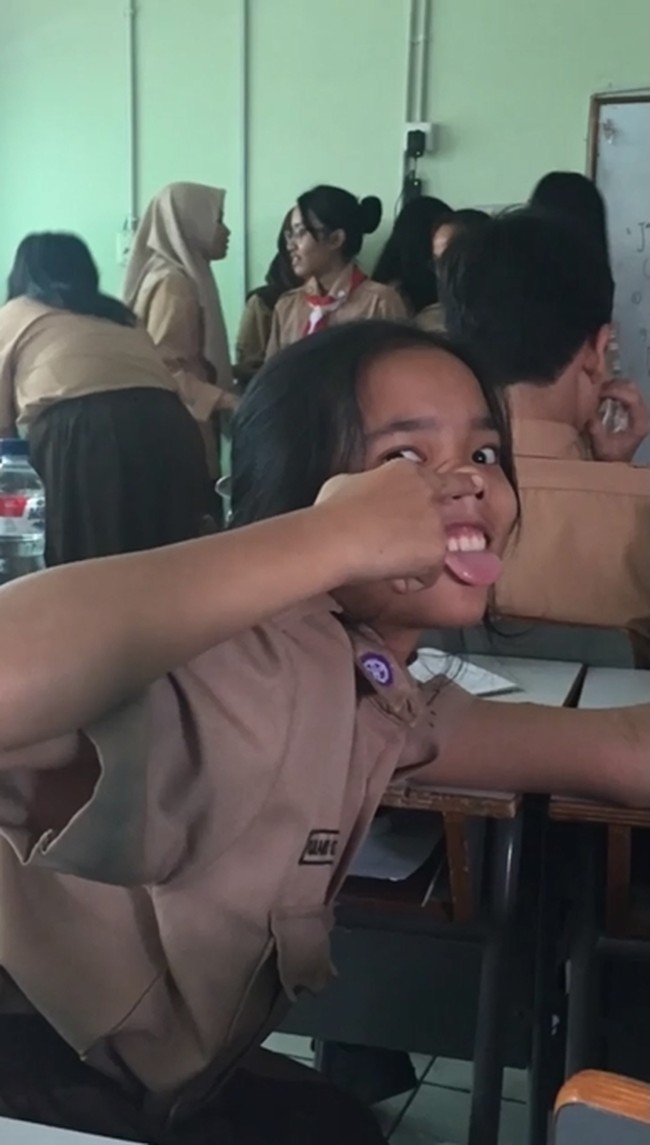 Tampaknya anak bungsu dari empat bersaudara itu memang senang memamerkan ekspresi wajah yang lucu. Begini penampilan Fuji saat mengenakan seragam pramuka sambil memperlihatkan wajah jahilnya. Foto: Instagram/@fuji_an