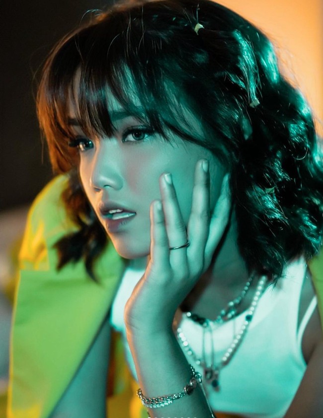 Sudah mengenal makeup, penampilan Fuji pun terlihat semakin glow up dan cantik. Ditambah lagi dengan gayanya yang semakin keren dan kekinian. Foto: Instagram/@fuji_an