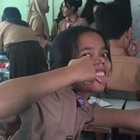 Tampaknya anak bungsu dari empat bersaudara itu memang senang memamerkan ekspresi wajah yang lucu. Begini penampilan Fuji saat mengenakan seragam pramuka sambil memperlihatkan wajah jahilnya. Foto: Instagram/@fuji_an