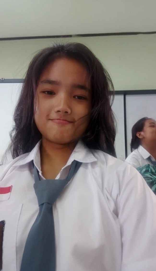 Begini penampilan Fuji saat mengenakan seragam SMA. Potongan rambutnya tampak berbeda dengan saat ini. Jika kini Fuji berambut pendek dan berponi depan, maka saat SMA Fuji justru terlihat memiliki rambut panjang tanpa poni. Foto: Instagram/@fuji_an