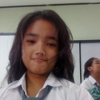 Begini penampilan Fuji saat mengenakan seragam SMA. Potongan rambutnya tampak berbeda dengan saat ini. Jika kini Fuji berambut pendek dan berponi depan, maka saat SMA Fuji justru terlihat memiliki rambut panjang tanpa poni. Foto: Instagram/@fuji_an