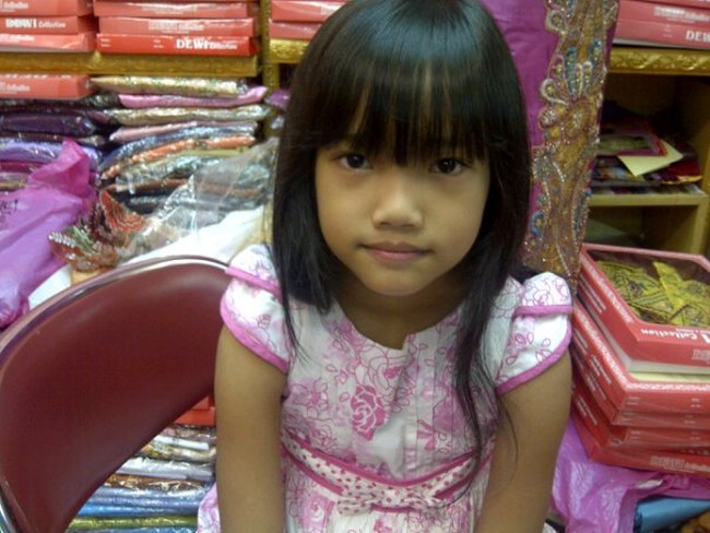 Foto Fuji saat kecil yang satu ini sempat diunggah oleh sang ibu, Dewi Zuhriati ke akun Facebooknya. Saat kecil adik dari mendiang Bibi Ardiansyah itu masih terlihat sangat polos dan imut. Poni depan yang juga menjadi ciri khas Fuji rupanya juga sudah ada sejak dirinya kecil. Foto: Facebook/Dewi Zuhriati