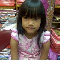 Foto Fuji saat kecil yang satu ini sempat diunggah oleh sang ibu, Dewi Zuhriati ke akun Facebooknya. Saat kecil adik dari mendiang Bibi Ardiansyah itu masih terlihat sangat polos dan imut. Poni depan yang juga menjadi ciri khas Fuji rupanya juga sudah ada sejak dirinya kecil. Foto: Facebook/Dewi Zuhriati