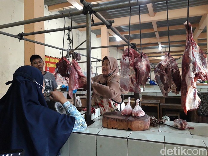 Harga daging ayam naik Rp 2 ribu per kilogram, Kamis (24/2/2022).