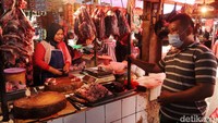 Menurut pedagang, kenaikan harga terjadi karena pasokan daging sapi dari Australia berkurang.