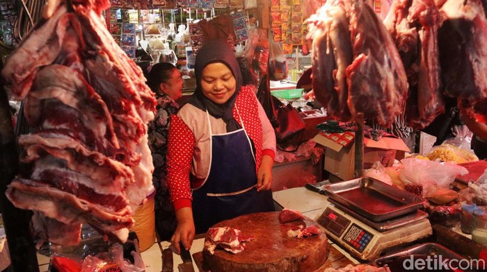 Harga daging sapi di pasar tradisional di Kota Bandung mengalami kenaikan. Seperti di Pasar Ciwastra, harga daging sapi per kilogram mencapai Rp 130 ribu.