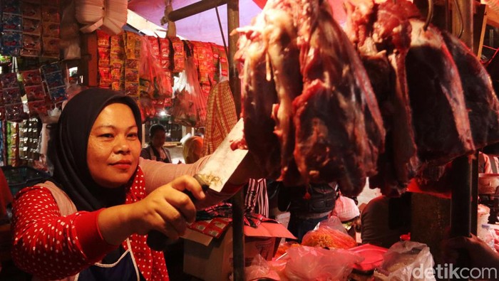 Harga Daging Sapi Tembus Rp 130 Ribu di Bandung Harga daging sapi di pasar tradisional di Kota Bandung mengalami kenaikan. Seperti di Pasar Ciwastra, harga daging sapi per kilogram mencapai Rp 130 ribu.