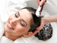 Ilustrasi perawatan rambut di salon