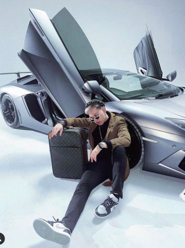 Sementara ini potret Indra dengan barang-barang fashion mewah. Di foto ini, dia terlihat berpose dengan koper Louis Vuitton, dan jam Rolex. Foto: dok. Instagram/@indrakenz