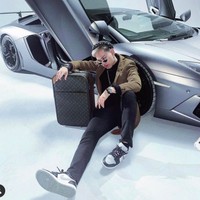Sementara ini potret Indra dengan barang-barang fashion mewah. Di foto ini, dia terlihat berpose dengan koper Louis Vuitton, dan jam Rolex. Foto: dok. Instagram/@indrakenz