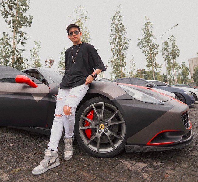 Inilah potret lain Indra yang memamerkan koleksi mobil Ferrarinya. Foto: dok. Instagram/@indrakenz