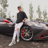 Inilah potret lain Indra yang memamerkan koleksi mobil Ferrarinya. Foto: dok. Instagram/@indrakenz