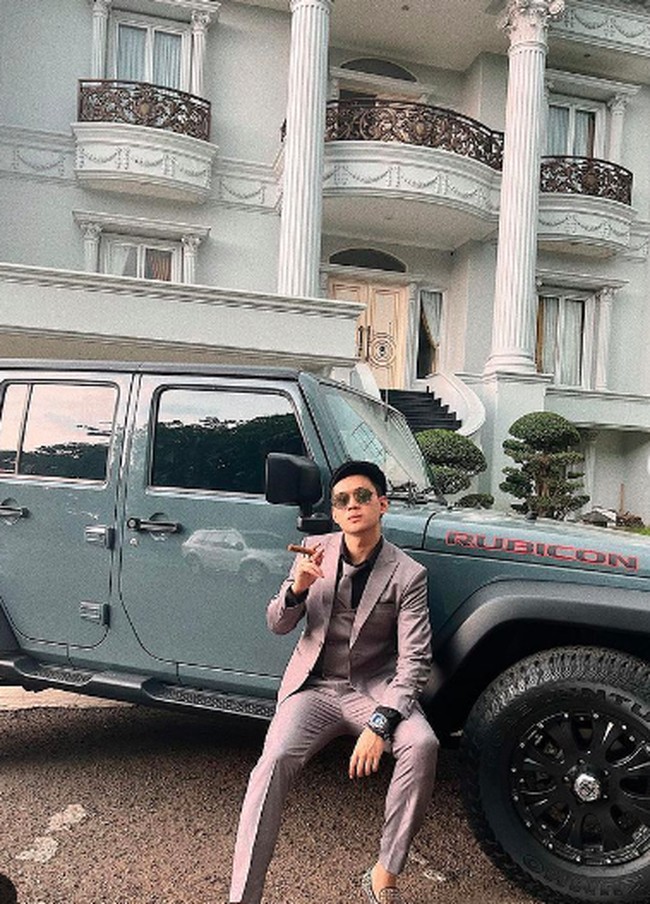 Tampil dengan setelan jas dan memakai sepatu Christian Louboutin. Dia pun berpose di mobil Rubicon-nya. Foto: dok. Instagram/@indrakenz