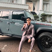 Tampil dengan setelan jas dan memakai sepatu Christian Louboutin. Dia pun berpose di mobil Rubicon-nya. Foto: dok. Instagram/@indrakenz