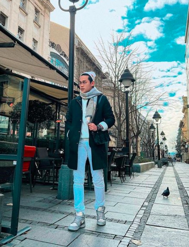 Selain memperlihatkan barang fashion dan mobil mewah, Indra pun kerap menunjukkan liburan mewah. Seperti fotonya ini saat dia berada di Serbia. Foto: dok. Instagram/@indrakenz