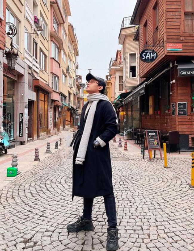 Indra Kenz bukanlah crazy rich dari lahir, namun pria 27 tahun itu dikenal multitalenta dan giat dalam bekerja. Foto: dok. Instagram/@indrakenz