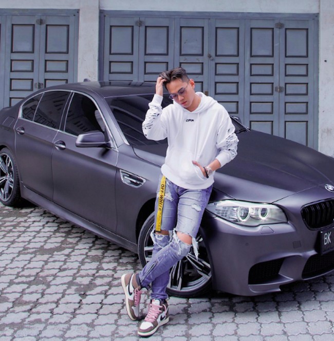Indra Kenz, Crazy rich Medan yang namanya jadi sorotan setelah dugaan kasus penipuan investasi bodong Binomo. Pria yang populer dengan gaya hidup mewah tersebut kini diperiksa polisi terkait kasus judi online Foto: dok. Instagram/@indrakenz