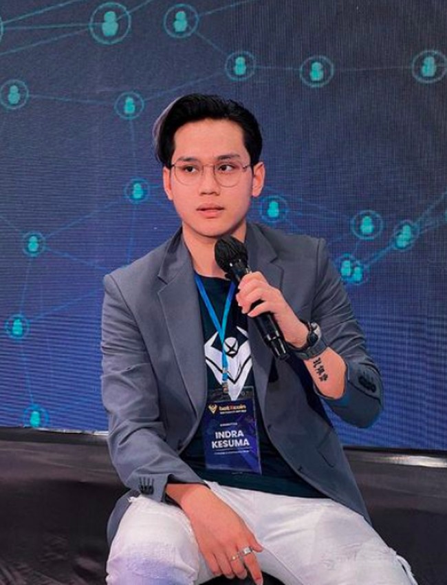 Indra pun belajar tentang dunia trading hingga membuka kursus trading sendiri. Hingga dia mendapat endorsment trading Binomo yang ternyata ilegal di Indonesia, bahkan investasi tersebut merupakan bagian dari judi online. Foto: dok. Instagram/@indrakenz