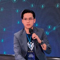 Indra pun belajar tentang dunia trading hingga membuka kursus trading sendiri. Hingga dia mendapat endorsment trading Binomo yang ternyata ilegal di Indonesia, bahkan investasi tersebut merupakan bagian dari judi online. Foto: dok. Instagram/@indrakenz