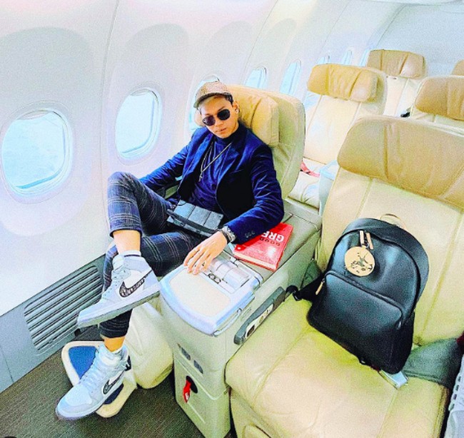 Pria yang memiliki koleksi jam mewah Audemars Piguet seperti yang dipakainya di foto ini awalnya hanya bekerja sebagai sopir taksi online. Sedikit demi sedikit dia mengumpulkan uang sampai akhirnya membuat agensi di dunia kreatif. Foto: dok. Instagram/@indrakenz