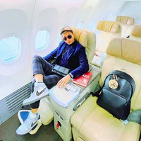 Pria yang memiliki koleksi jam mewah Audemars Piguet seperti yang dipakainya di foto ini awalnya hanya bekerja sebagai sopir taksi online. Sedikit demi sedikit dia mengumpulkan uang sampai akhirnya membuat agensi di dunia kreatif. Foto: dok. Instagram/@indrakenz