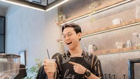 Menunjukkan segelas es kopi, Indra Kenz mengaku dirinya sudah lama ingin memiliki kedai kopi kecil. Salah satu impian kecil gua, punya brand kopi dan cafe kecil2an, kata Indra Kenz. Foto: Instagram @indrakenz
