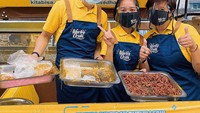 Bersama rekannya, Indra Kenz menunjukkan menu yang disajikan di warteg gratis. Ada orek tempe, mie goreng dan lauk lainnya.  Foto: Instagram @indrakenz