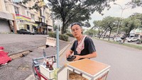 Terlahir dari keluarga sederhana membuat Indra Kenz ingin mencoba menjadi penjual tahu gejrot gerobakan. Ini gayanya ketika mengulek sambal untuk tahu gejrot buatannya. Foto: Instagram @indrakenz