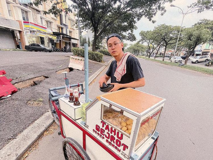 Intip Gaya Indra Kenz Jualan Tahu Gejrot hingga Bagikan Nasi Warteg Gratis