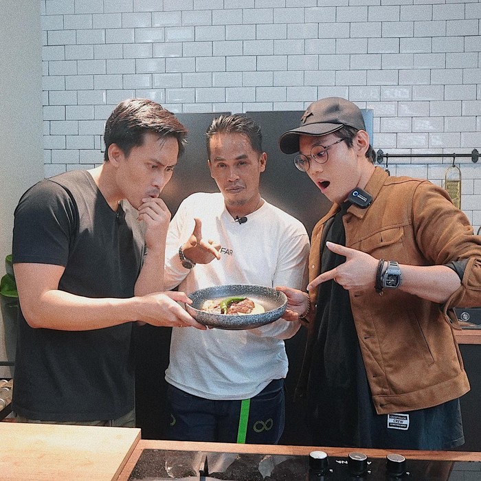 Indra Kenz Jualan Tahu Gejrot hingga Bagikan Nasi Warteg Gratis
