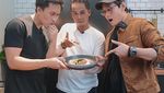 Intip Gaya Indra Kenz Jualan Tahu Gejrot hingga Bagikan Nasi Warteg Gratis