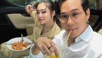 Kali ini makan bersama kekasihnya, Vanessa Khong. Indra Kenz menikmati segelas es jeruk, sementara sang kekasih makan mie instan.  Foto: Instagram @indrakenz