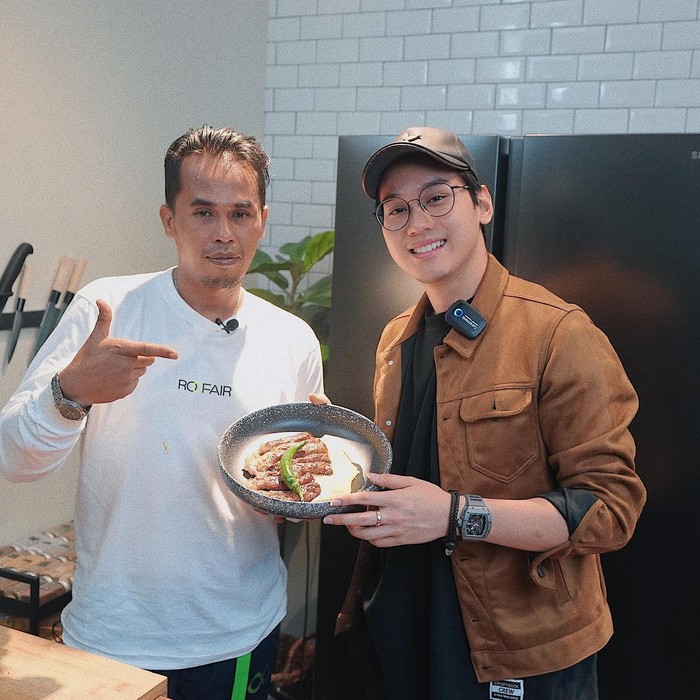 Indra Kenz Jualan Tahu Gejrot hingga Bagikan Nasi Warteg Gratis