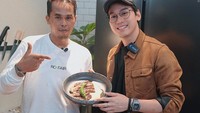 Indra Kenz siap menikmati Wagyu A5 buatan Lord Adi. Ia memuji rasa masakannya yang enak dan bikin ketagihan. Foto: Instagram @indrakenz