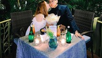 Masih bersama sang kekasih, Indra Kenz mengajak Vanessa dinner romantis. Ia juga membawa buket bunga yang diberikan sebelum menyantap makanan.  Foto: Instagram @indrakenz