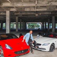 Di Instagramnya, Indra kerap memperlihatkan gaya hidup mewahnya. Seperti potretnya ini. Dia berpose di depan mobil mewah Ferrari dan BMW. Foto: dok. Instagram/@indrakenz