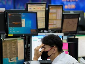 Invasi Rusia ke Ukraina Pengaruhi Saham Asia dan Harga Minyak