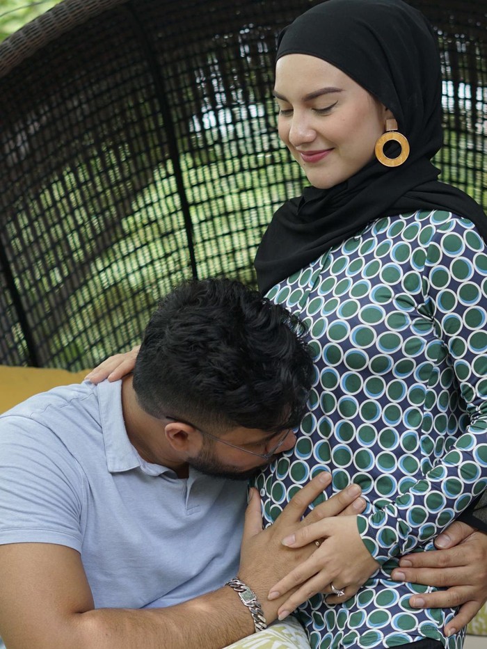 Irish Bella Kecupan dan Pelukan Ammar Zoni di perut hamil Irish Bella