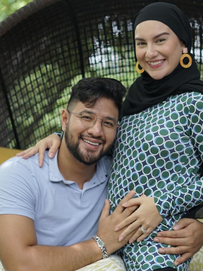 Kecupan dan Pelukan Ammar Zoni di perut hamil Irish Bella