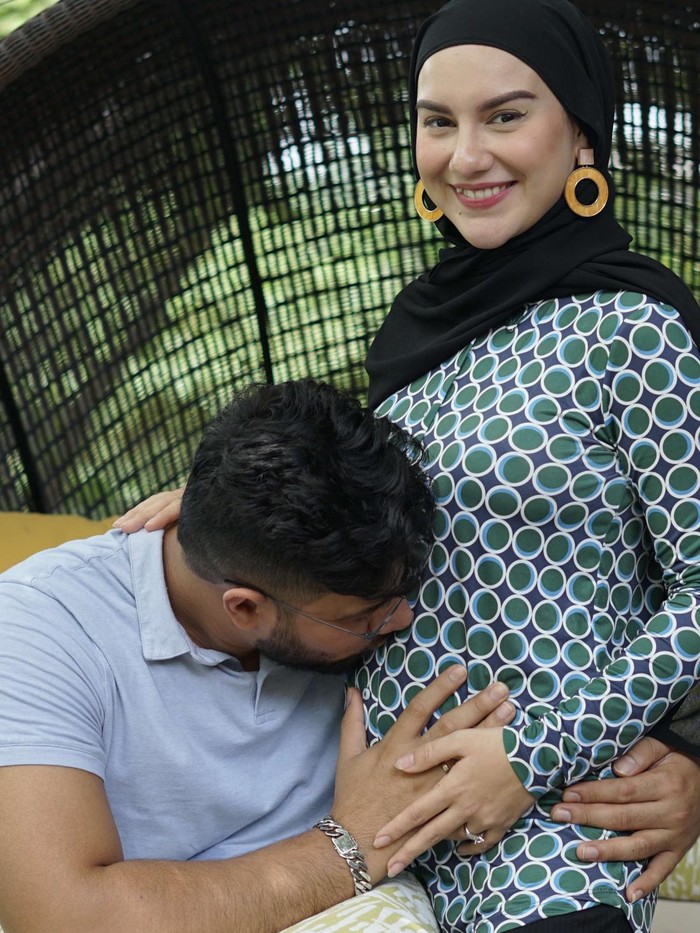 Irish Bella Kecupan dan Pelukan Ammar Zoni di perut hamil Irish Bella