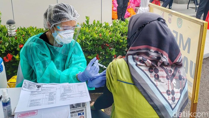 Kapolda Jabar Irjen Pol Suntana mengungkapkan saat ini wilayah Jawa Barat merupakan rangking tertinggi penyebaran COVID-19. Dengan itu, pihaknya saat ini terus mempercepat vaksinasi di seluruh wilayah Jawa Barat.