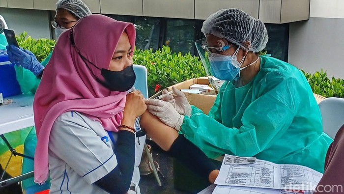 Kapolda Jabar Irjen Pol Suntana mengungkapkan saat ini wilayah Jawa Barat merupakan rangking tertinggi penyebaran COVID-19. Dengan itu, pihaknya saat ini terus mempercepat vaksinasi di seluruh wilayah Jawa Barat.