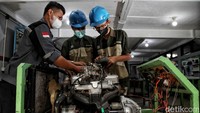 Siswa-siswi disini belajar praktikum sesuai jurusannya seperti belajar membuat software, belajar panel dan instrumen listrik. Selain itu mereka juga belajar tentang mesin dan kelistrikan mobil. Bahkan ada juga yang mempelajari instrumen listrik audio visual.