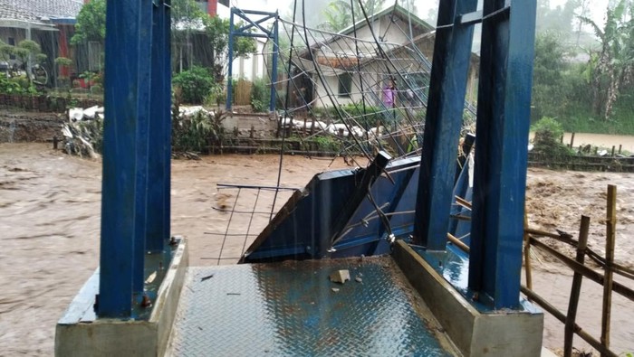 Jembatan penghubung desa di Garut terputus diterjang banjir bandang.
