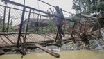 Luapan Sungai Cisero Bikin Jembatan Desa Sukarasa Bogor Rusak