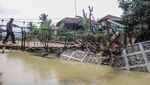 Luapan Sungai Cisero Bikin Jembatan Desa Sukarasa Bogor Rusak
