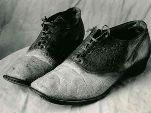Sepatu karya John Osborne terbuat dari kulit manusia.