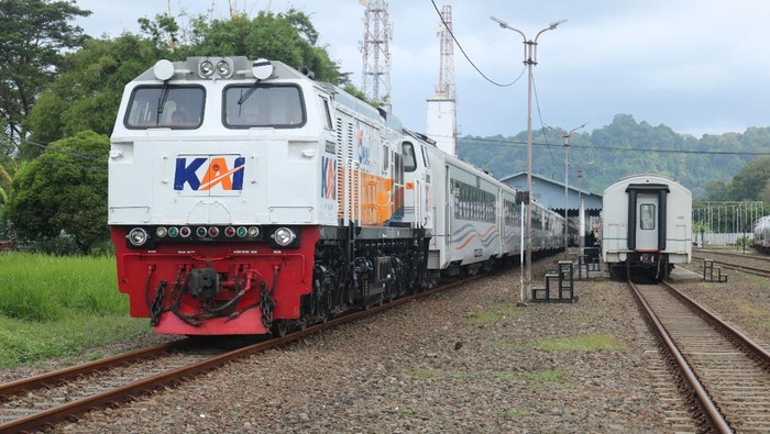 Rangkaian KA Joglosemarkerto Cilacap-Yogyakarta.