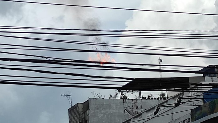 Kabel listrik yang melintang di Jalan Medan tiba-tiba terbakar
