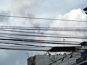 Kabel Listrik di Medan Tiba-tiba Terbakar Bikin Kaget Pengendara